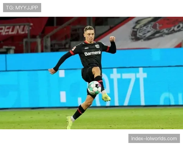 特写:勒沃库森小将维尔茨打入世界波后,奔向场边与主帅阿隆索庆祝